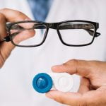 Kelebihan dan Kekurangan Kacamata dan Soflens: Mana yang Terbaik untuk Anda?